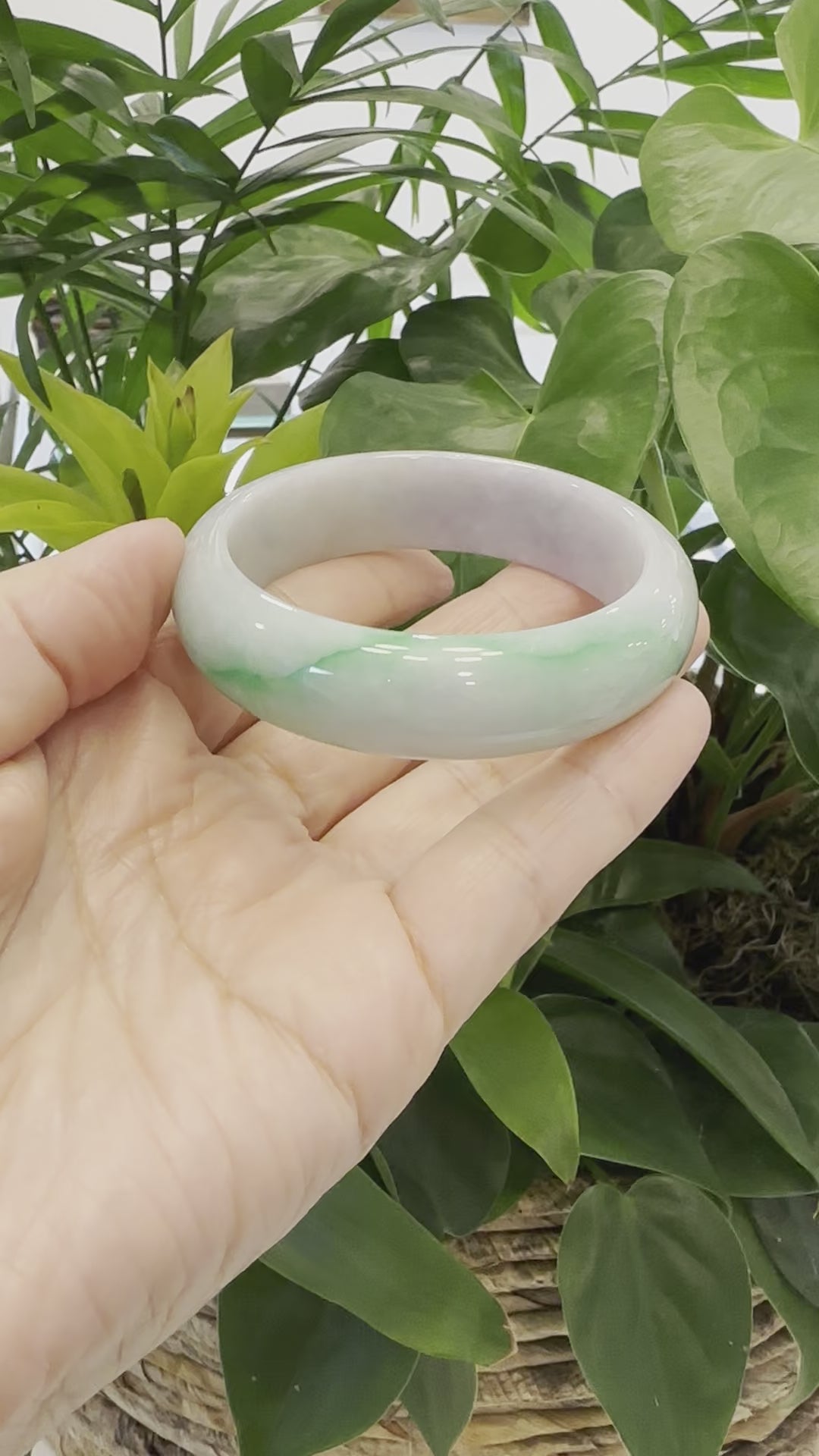 Load and play video in Gallery viewer, RealJade® Co. Classic Green Natural Jadeite Jade Wider Bangle Bracelet (58.96 mm) #985
