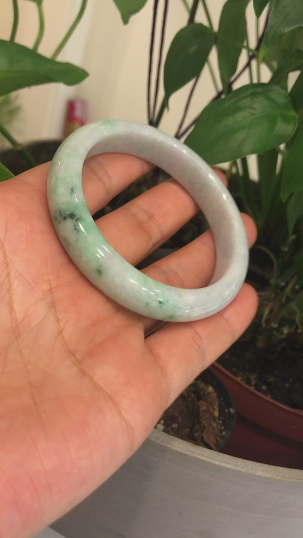 Load and play video in Gallery viewer, RealJade &amp;quot;Classic Bangle&amp;quot; Genuine Burmese Green Jadeite Jade Bangle Bracelet (58.3 mm) #185
