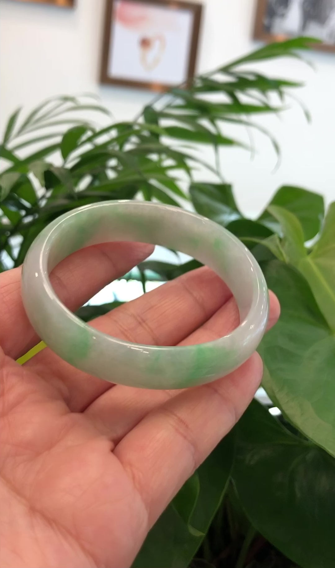Load and play video in Gallery viewer, RealJade® Co. &amp;quot;Classic Bangle&amp;quot; Genuine Jadeite Jade Green Oval Bangle Bracelet (55.83mm)#924
