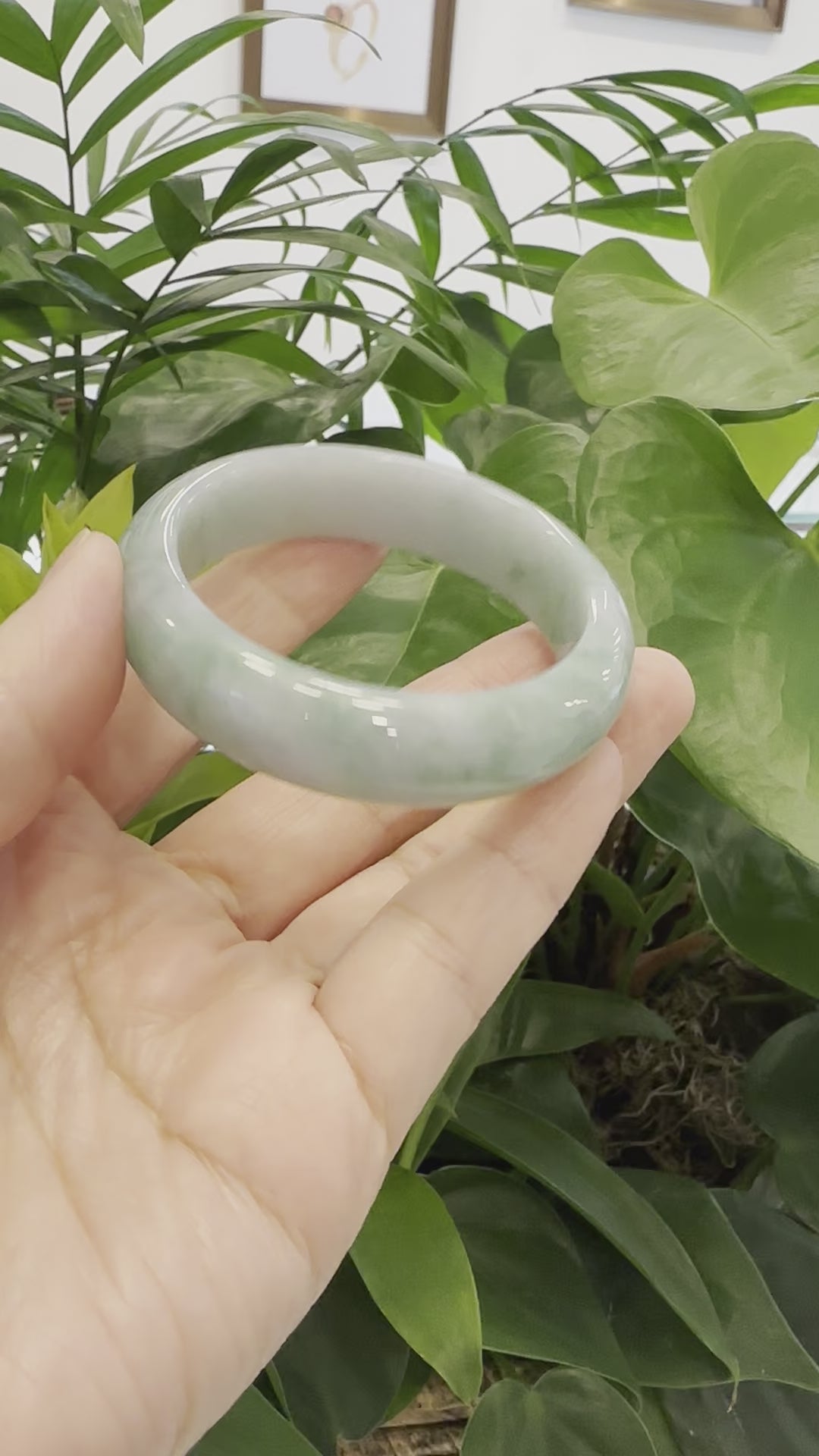 Load and play video in Gallery viewer, RealJade® Co. &amp;quot;Classic Bangle&amp;quot; Genuine Jadeite Jade Green Bangle Bracelet (54.92mm)#983
