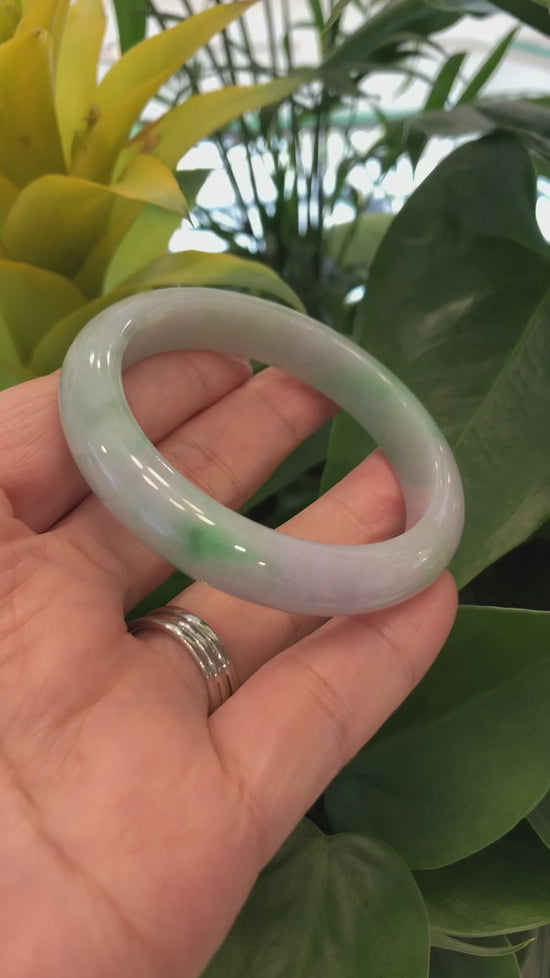 Load and play video in Gallery viewer, High-quality Lavender-Green Natural Burmese Jadeite Jade Bangle ( 54.82 mm )#332

