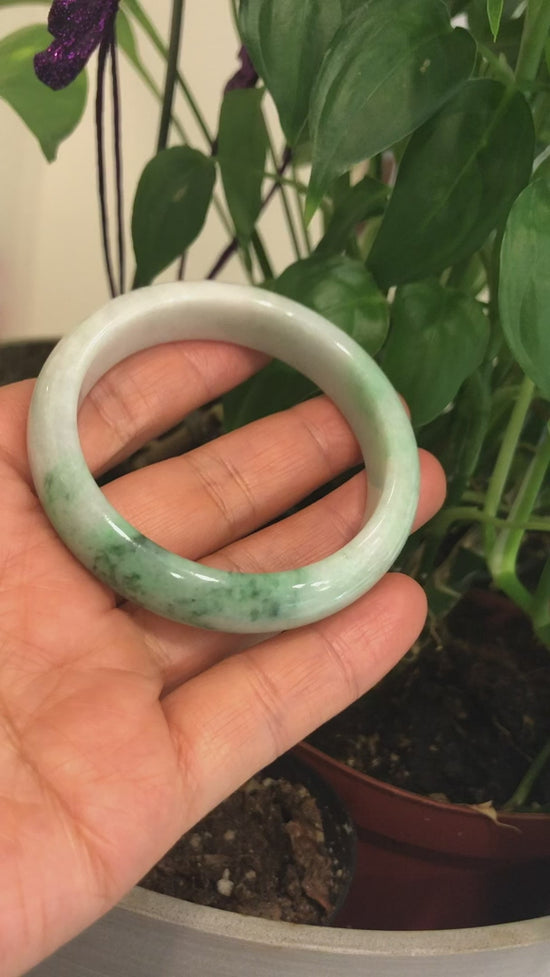 Load and play video in Gallery viewer, RealJade &amp;quot;Classic Bangle&amp;quot; Genuine Burmese Green Jadeite Jade Bangle Bracelet (57.0 mm) #183
