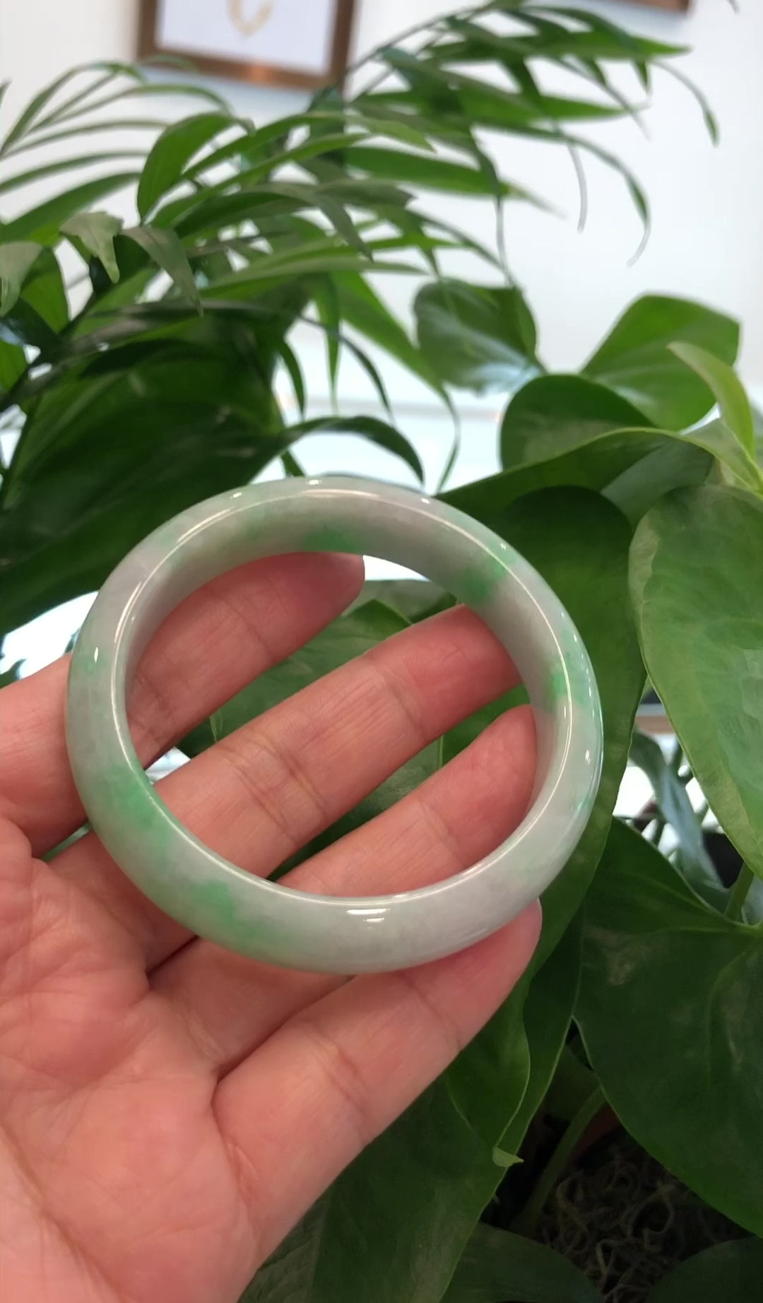 Load and play video in Gallery viewer, RealJade® Co. &amp;quot;Classic Bangle&amp;quot; Genuine Jadeite Jade Green Bangle Bracelet (59.39mm)#875
