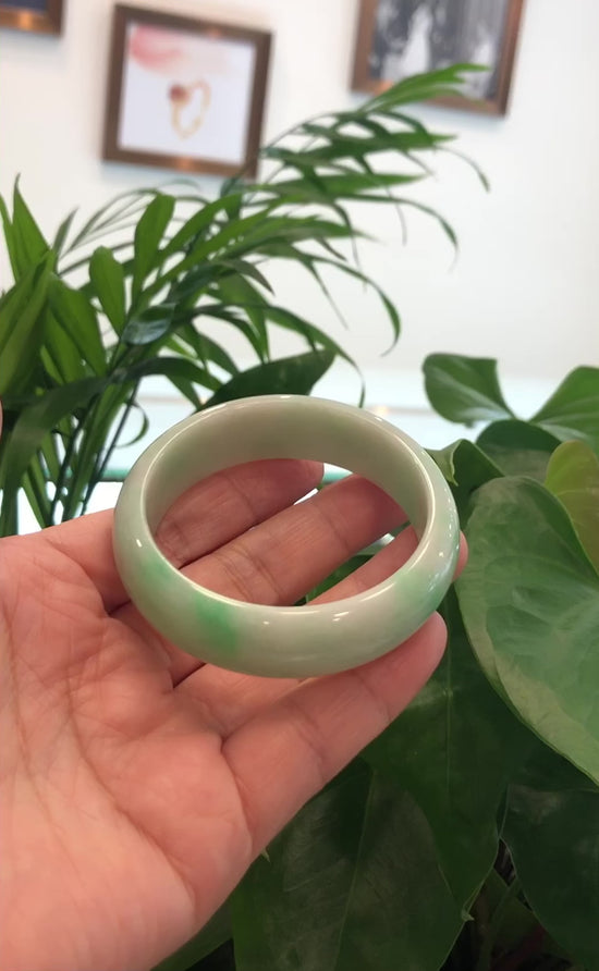 Load and play video in Gallery viewer, High-quality Apple Green Natural Burmese Jadeite Jade Bangle (57.02mm ) #889
