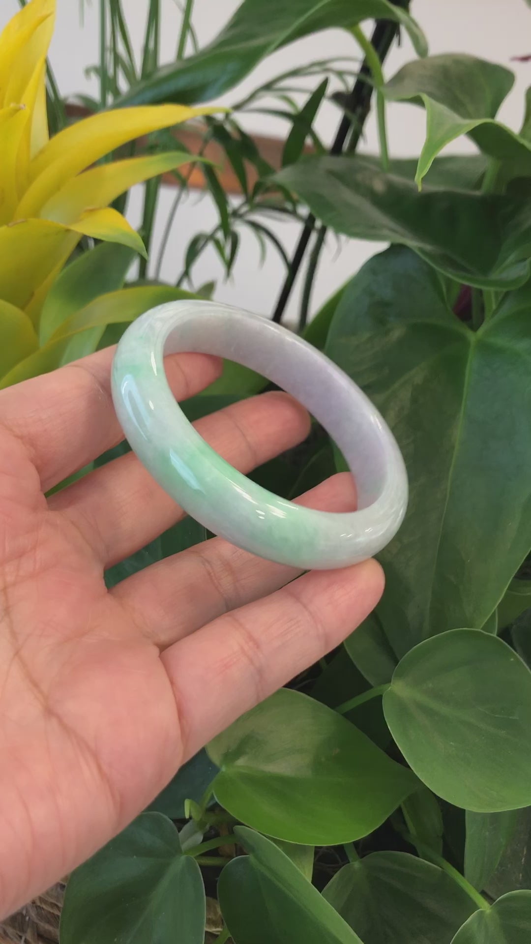Load and play video in Gallery viewer, RealJade Co.® &amp;quot;Classic Bangle&amp;quot; High-quality Lavender-Green Natural Burmese Jadeite Jade Bangle (57.85 mm)#604
