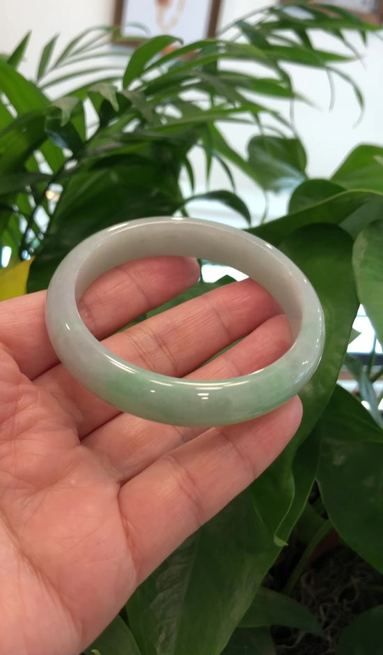 Load and play video in Gallery viewer, RealJade® Co. &amp;quot;Classic Bangle&amp;quot; Genuine Jadeite Jade Green Bangle Bracelet (59.33mm) #931

